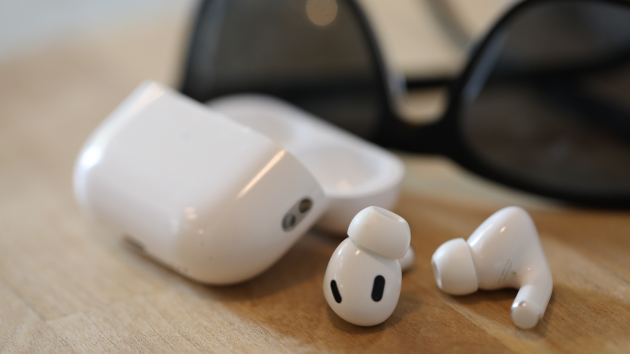 
                    苹果向AirPods Pro 2推出7A294版固件 用于供给支撑iOS 18的各种新功能                