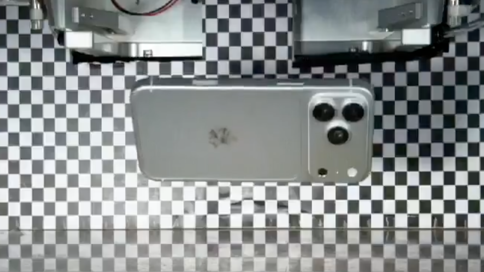 苹果法务团队带着DMCA通知函来了!发布iPhone 18 Pro跌落测试视频被封号